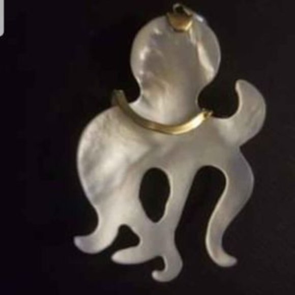 Mother of Pearl Octopus Pendant w/14K detail & Ruby eyes - Picture 4 of 6